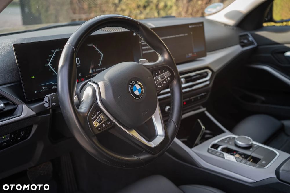 BMW Seria 3 330i xDrive - 16