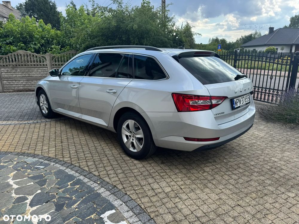 Skoda Superb 2.0 TDI DSG Ambition - 4