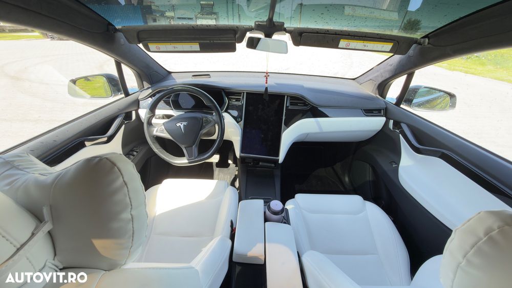 Tesla Model X - 13