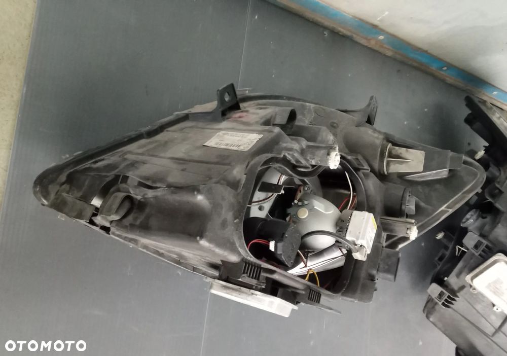 Lampa prawy przód Mercedes W906 Xenon - 8