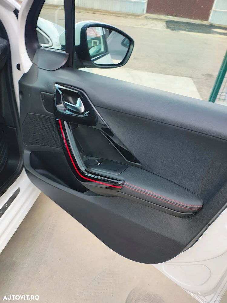 Peugeot 208 - 13