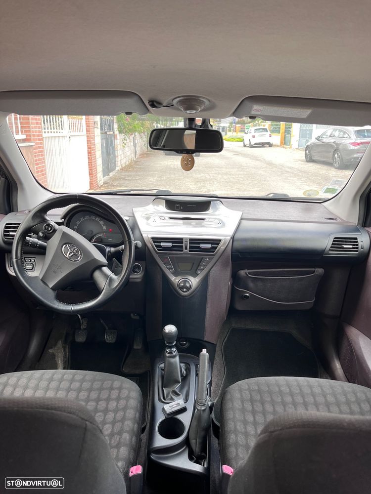 Toyota iQ - 6