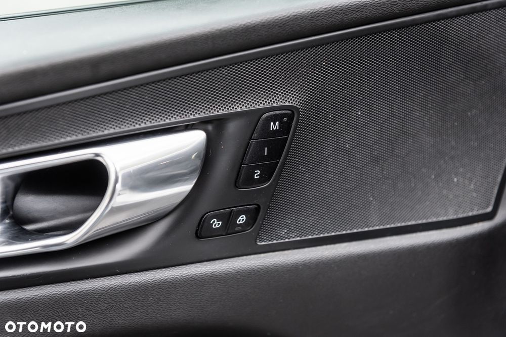 Volvo XC 60 D3 Drive-E R-Design Kinetic - 20