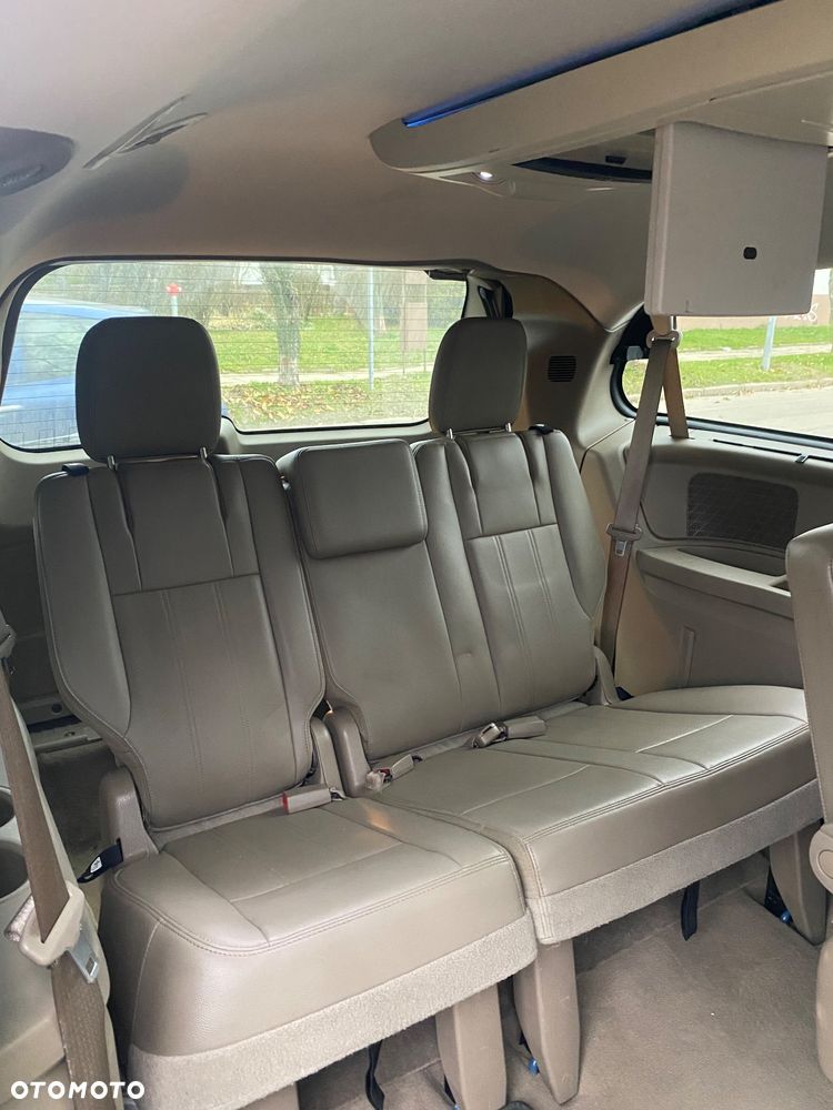 Chrysler Town & Country - 18