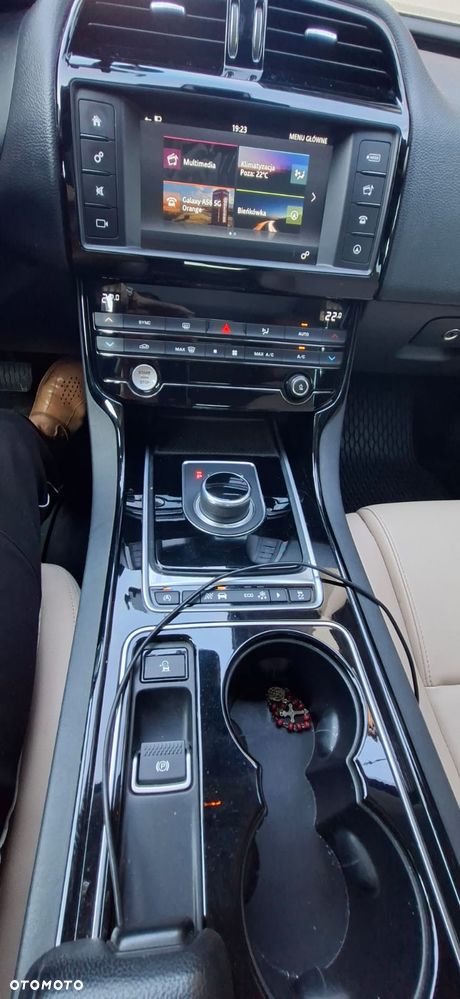 Jaguar XE 2.0 T Prestige - 8