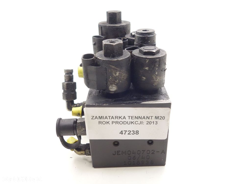 Zamiatarka Tennant M20 Rozdzielacz Hydrauliczny 1018938 - 5