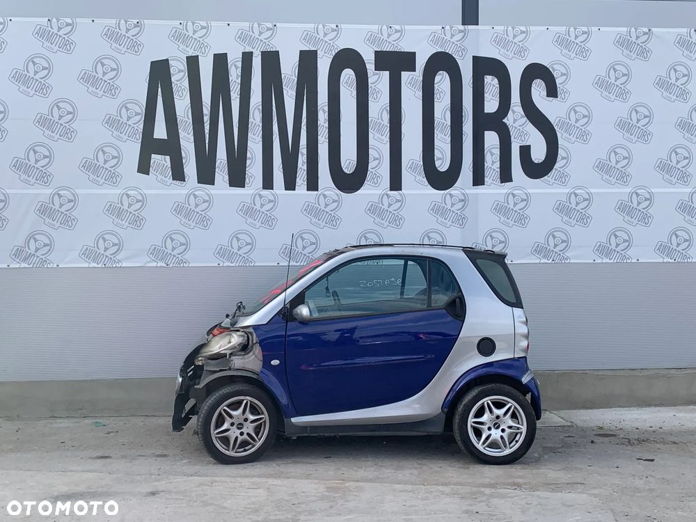 SMART FORTWO 2001 *SAMOCHÓD NA CZĘŚCI* 2735 MASKA, LAMPA, DRZWI, LUSTERKO, ZDERZAK, GRILL, BŁOTNIK, KLAPA, BELKA, DESKA, FOTELE, KANAPA, ĆWIARTKA, KIEROWNICA, TARCZE, ZACISKI, ZAWIESZENIE, KOMPLETNY PRZÓD, KOMPLETNY TYŁ, LICZNIK, ZEGARY, PRAWE LEWE PRZÓD TYŁ - 1