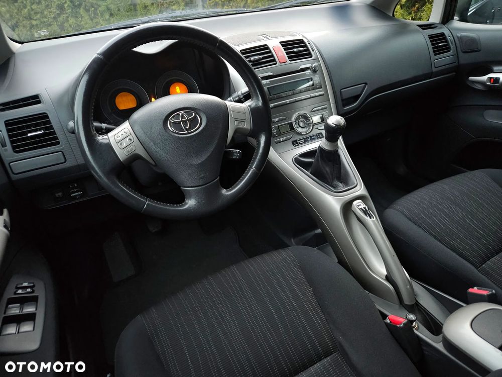 Toyota Auris 1.6 VVT-i Executive - 26