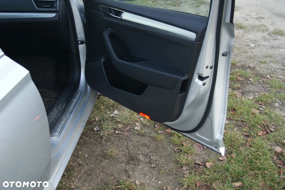 Skoda Superb 2.0 TDI Ambition DSG - 27