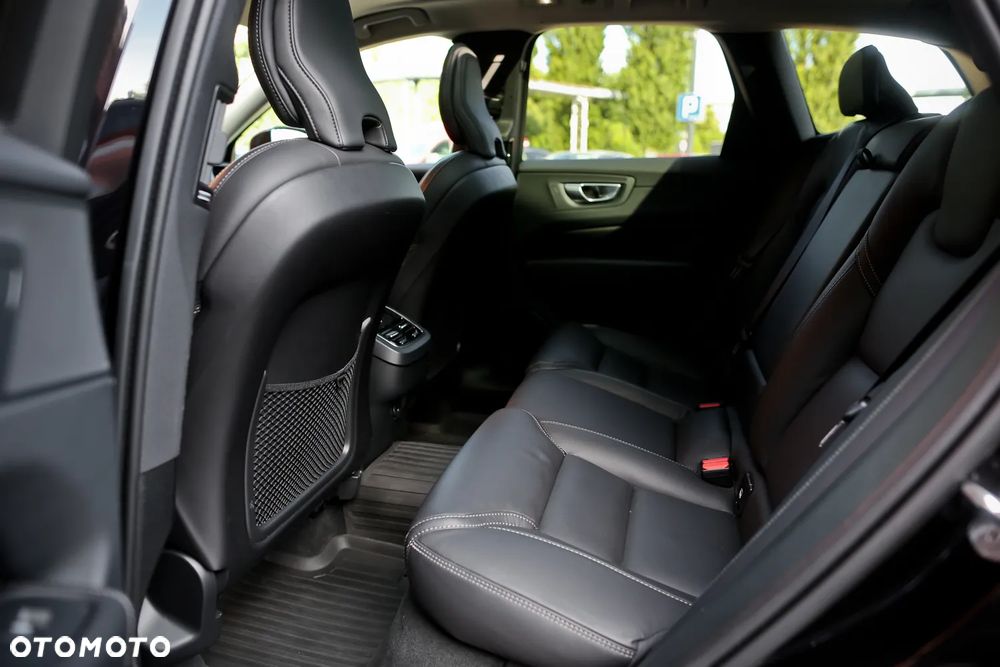 Volvo XC 60 B5 D AWD Ultimate Dark - 21