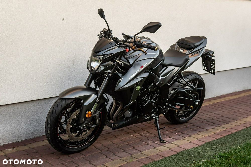 Suzuki GSX - 6