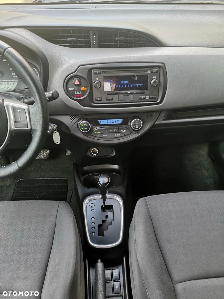 Toyota Yaris Hybrid 100 Sol - 17