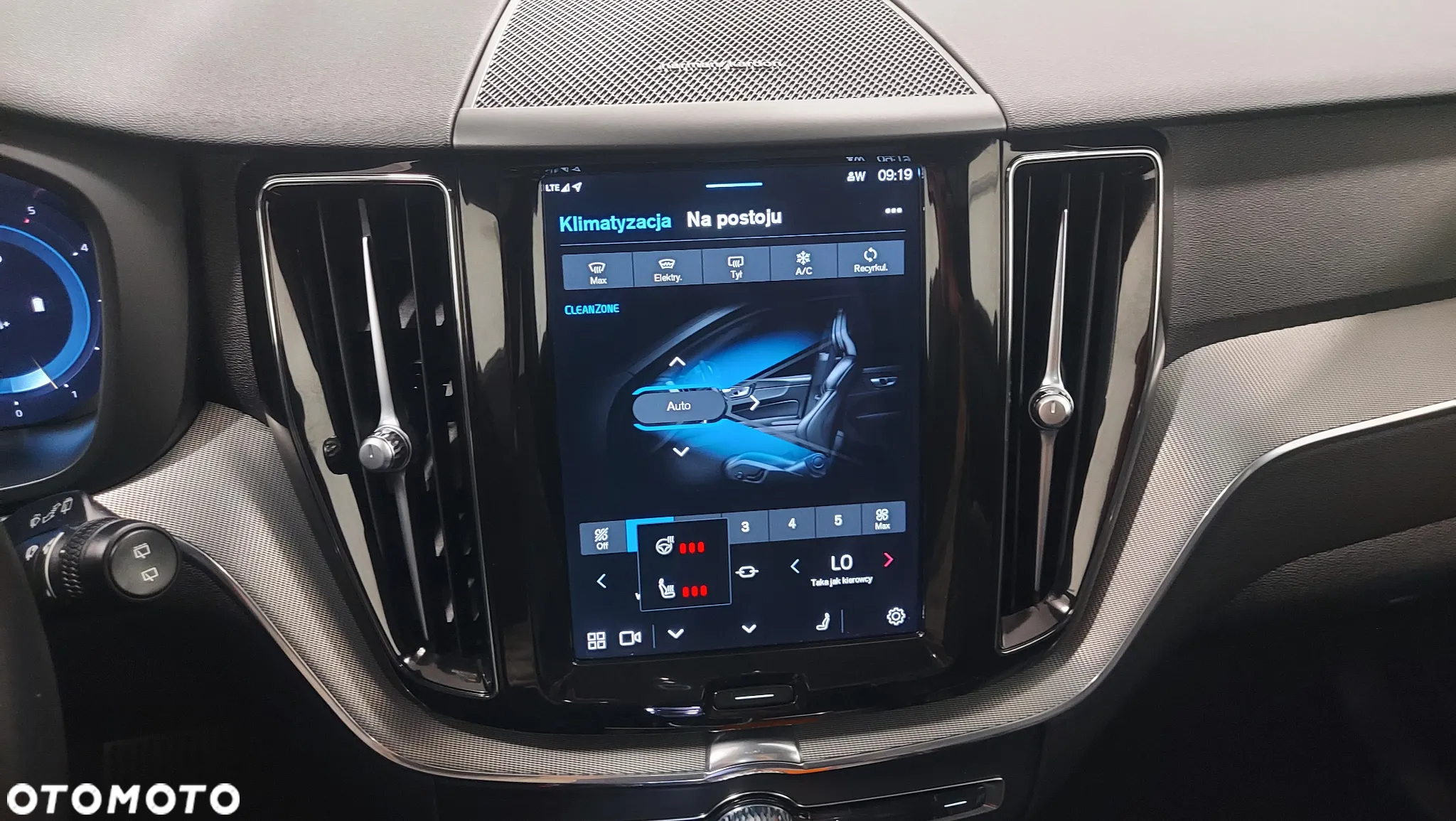 Volvo XC 60 B4 D AWD Plus Dark - 36