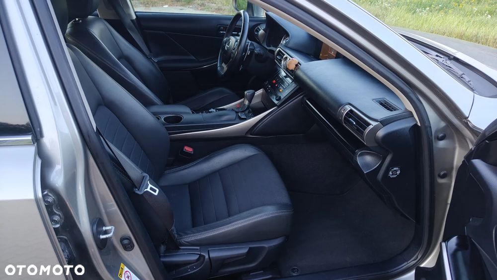 Lexus IS 300h Comfort - 13