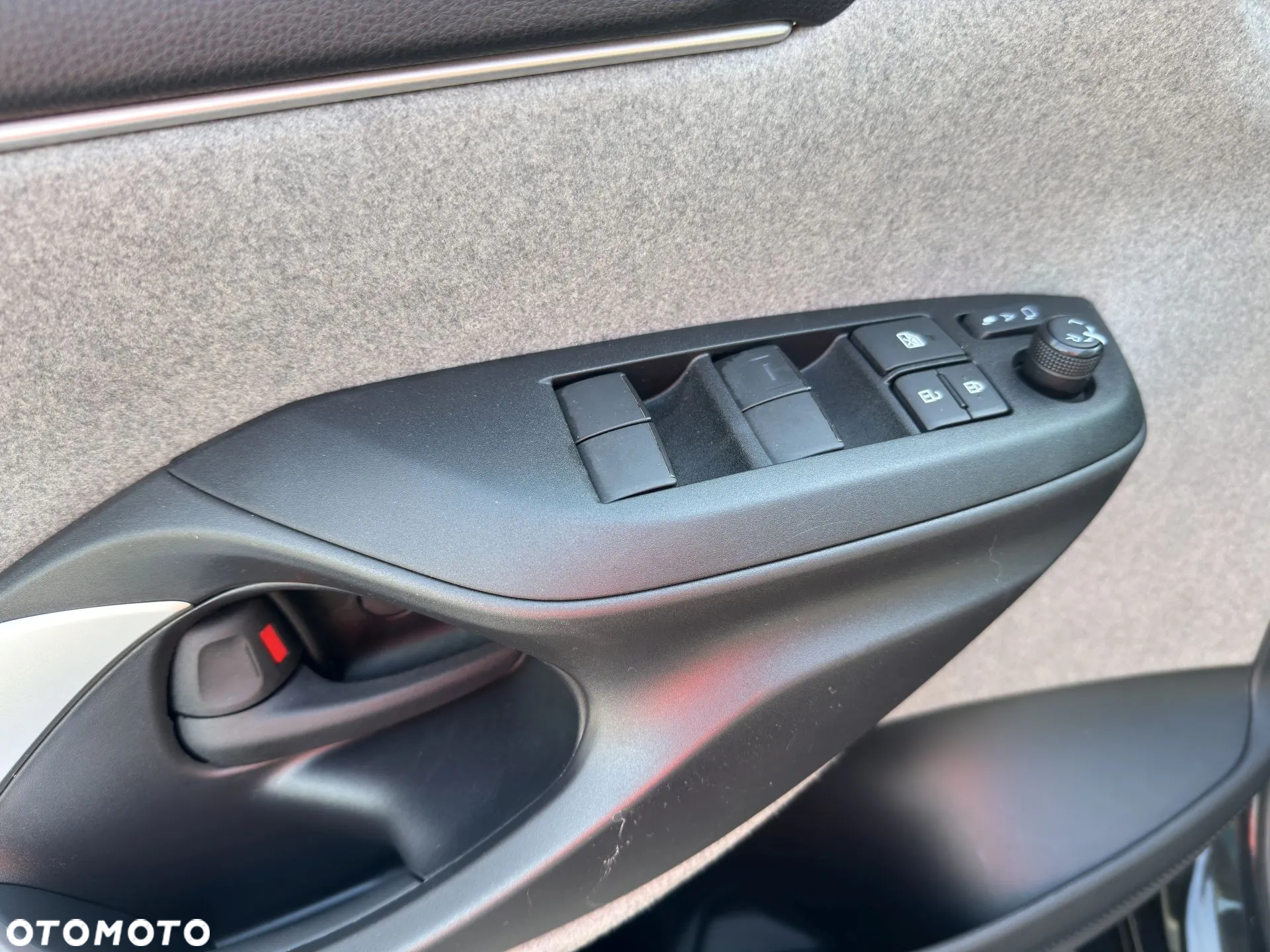 Toyota Yaris Hybrid 116 1.5 VVT-i Black&White - 18