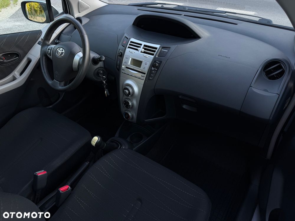 Toyota Yaris 1.3 - 8