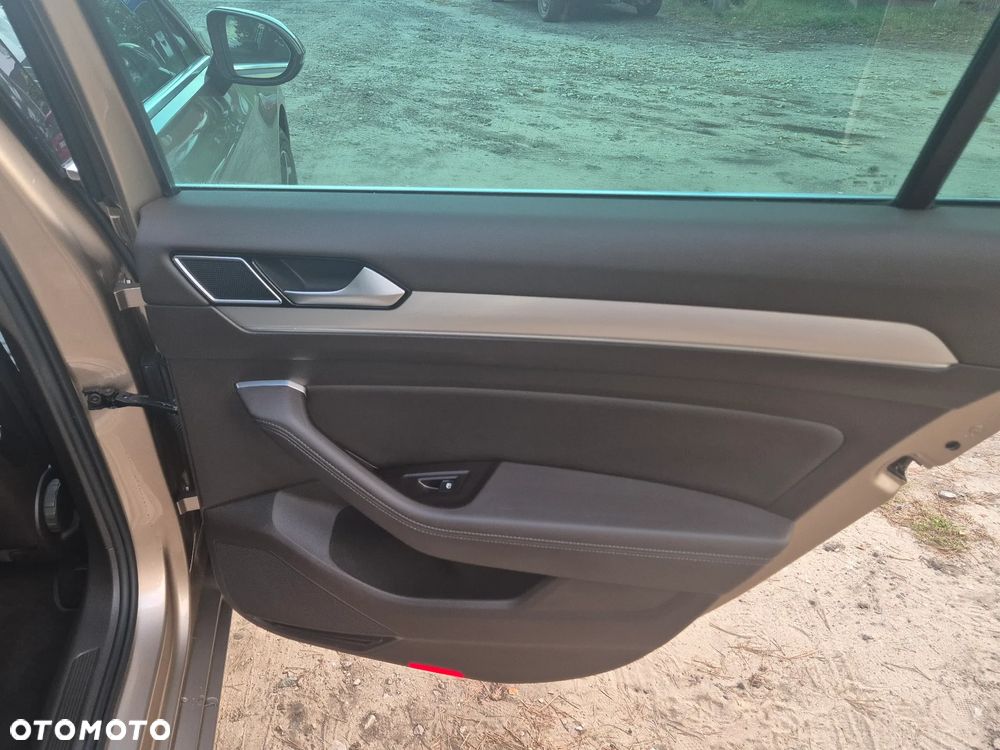 Volkswagen Passat 2.0 TDI (BlueMotion Technology) Highline - 16