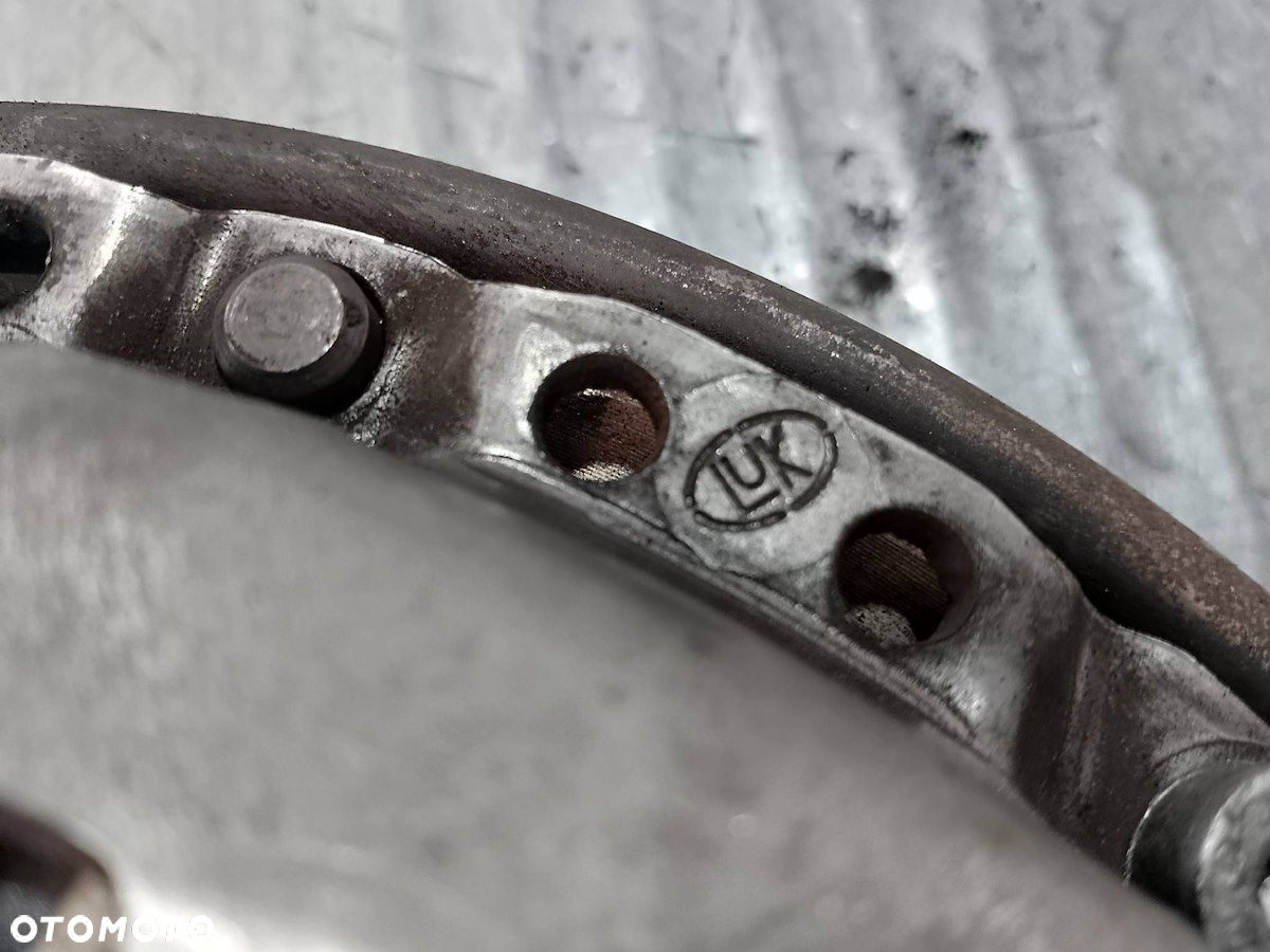 KOŁO DWUMASOWE KOMPLETNE BMW E90 7568006 2.0 - 2
