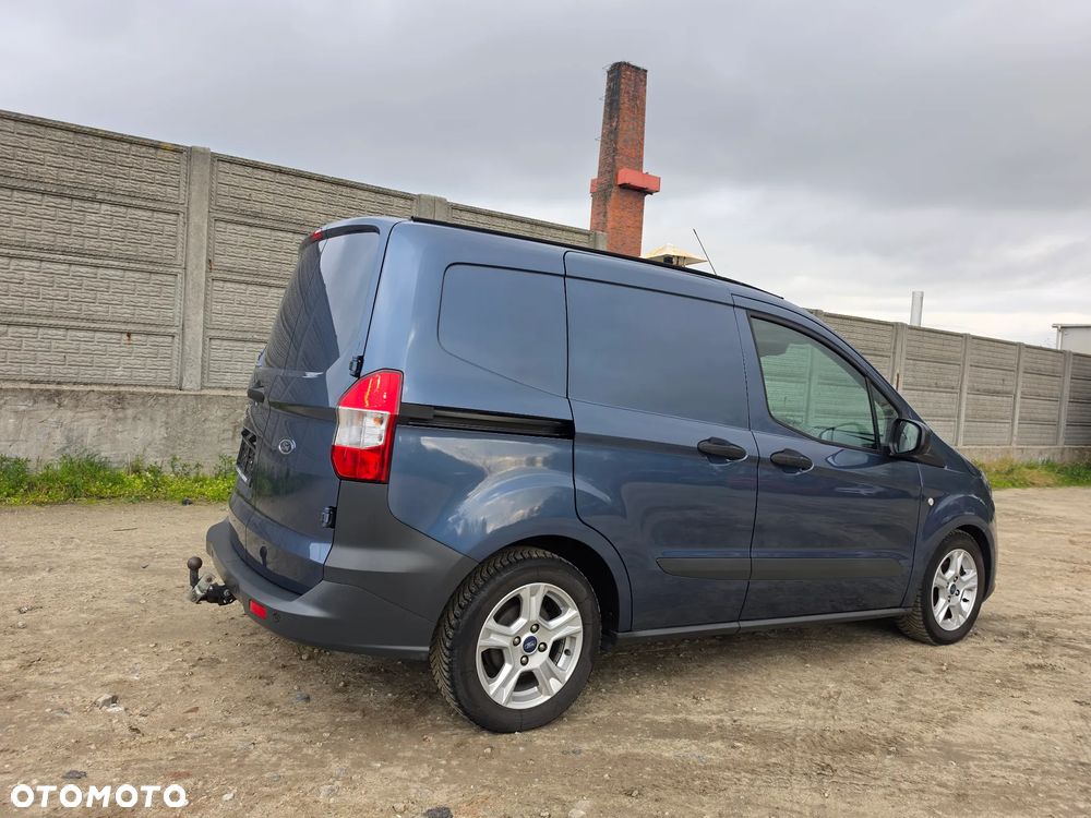 Ford Transit Courier - 28