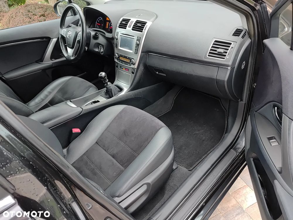 Toyota Avensis 1.8 Premium - 24