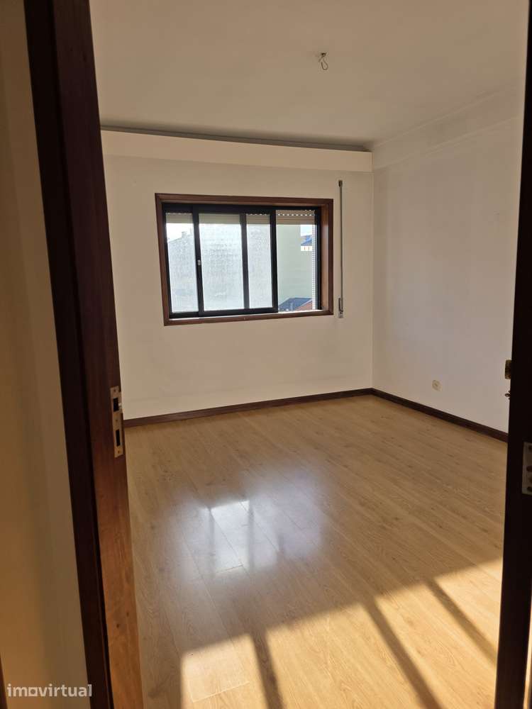 Apartamento T2+1 com 2 casas de banho e garagem - Grande imagem: 2/14