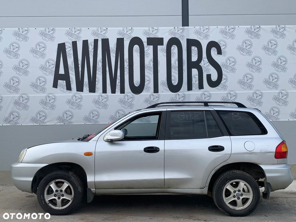 HYUNDAI SANTA FE 2001 *SAMOCHÓD NA CZĘŚCI*2484  MASKA, LAMPA, DRZWI, LUSTERKO, ZDERZAK, GRILL, BŁOTNIK, KLAPA, BELKA, DESKA, FOTELE, KANAPA, ĆWIARTKA, KIEROWNICA, TARCZE, ZACISKI, ZAWIESZENIE, KOMPLETNY PRZÓD, KOMPLETNY TYŁ, LICZNIK, ZEGARY, PRAWE LEWE PRZÓD TYŁ