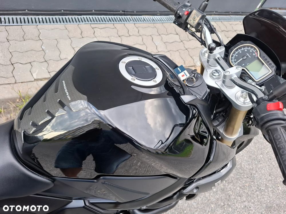Suzuki GSR - 24