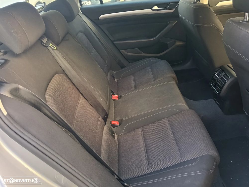 VW Passat Variant 1.6 TDI Highline - 12