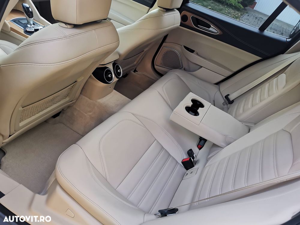 Alfa Romeo Giulia 2.2 Diesel AT8 Executive - 12