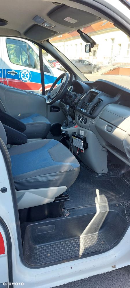 Renault Trafic ambulans - 8