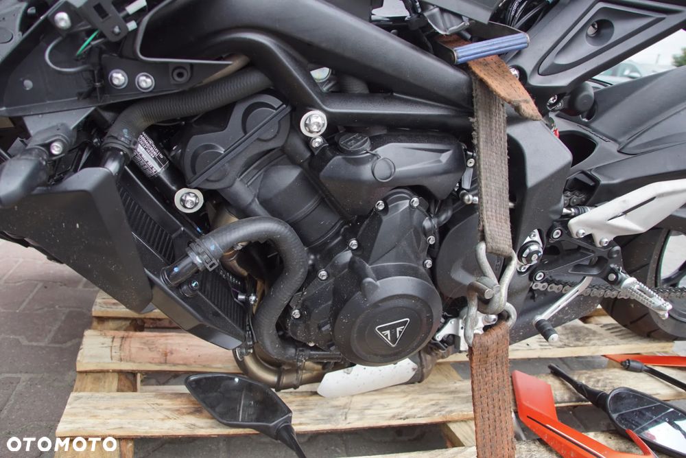 Motocykl na części 692106889 Triumph Street Triple 765 R 88kw 2025 silnik głowica blok silnika pokrywa zaworów pokrywa sprzęgła pokrywa alternatora miska olejowa wał korbowy korbowody tłoki cylindry wałki rozrządu łańcuch rozrządu napinacz rozrządu zawory sprzęgło kosz sprzęgłowy tarcze sprzęgłowe skrzynia biegów rozrusznik alternator stator pompa oleju pompa wody termostat chłodnica wentylator chłodnicy zbiorniczek wyrównawczy przepustnice listwa wtryskowa wtryskiwacze cewki zapłonowe airbox filtr powietrza pompa paliwa zbiornik paliwa korek paliwa kolektor wydechowy tłumik katalizator sondy lambda rama subframe wahacz amortyzator tylny lagi golenie półka górna półka dolna kierownica manetki przełączniki kierownicy klamka sprzęgła klamka hamulca pompa hamulcowa przednia pompa hamulcowa tylna przewody hamulcowe zaciski przednie zacisk tylny tarcze hamulcowe pompa ABS moduł ABS czujniki ABS felga przednia felga tylna koło przednie koło tylne oś przednia oś tylna piasta zabierak zębatka przednia zębatka tylna łańcuch napędowy napinacze łańcucha ślizg łańcucha osłona łańcucha quickshifter czujnik quickshiftera cięgno quickshiftera dźwignia zmiany biegów set lewy set prawy podnóżki kierowcy podnóżki pasażera dźwignia hamulca tylnego stopka boczna czujnik stopki lampa przednia lampa tylna kierunkowskazy licznik wyświetlacz sterownik ECU immobilizer stacyjka kluczyk wiązka elektryczna skrzynka bezpieczników regulator napięcia przekaźniki czujnik położenia wału czujnik biegu czujnik temperatury siedzenie kierowcy siedzenie pasażera zadupek boczki plastiki owiewki osłony zbiornika osłona chłodnicy błotnik przedni błotnik tylny nadkole uchwyt tablicy rejestracyjnej lusterko lewe lusterko prawe klakson linka sprzęgła przewody paliwowe przewody chłodnicze wsporniki uchwyty mocowania tuleje gumy śruby - 7