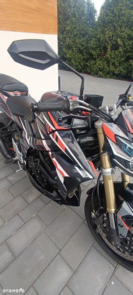 Suzuki GSR - 12
