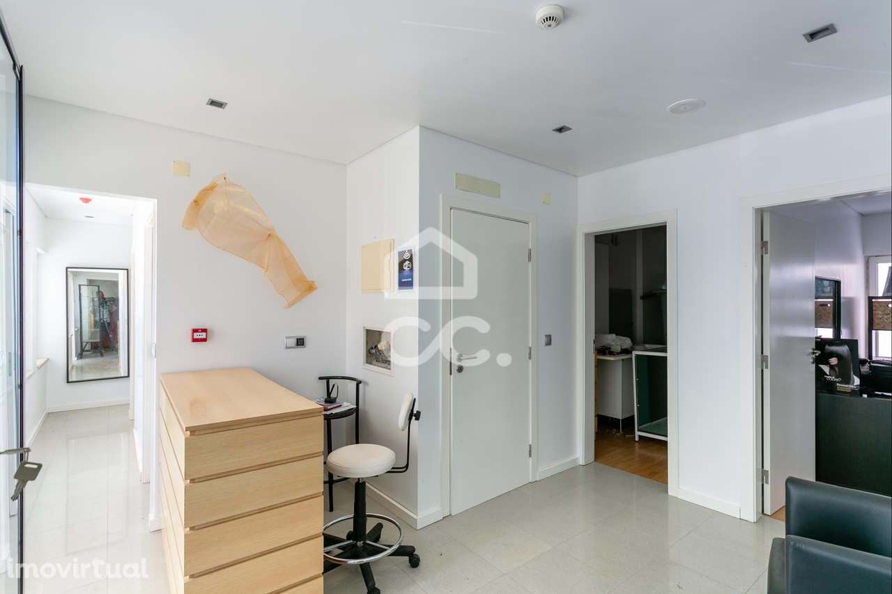 Loja com dois pisos, em Rio de Mouro - Sintra - Grande imagem: 3/18