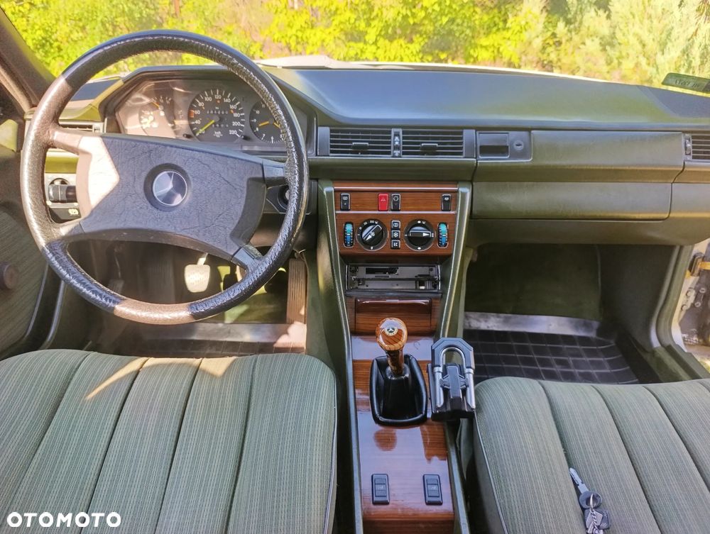 Mercedes-Benz W124 (1984-1993) ver-300-gd - 9