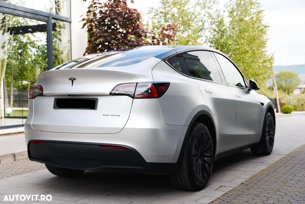 Tesla Model Y - 1