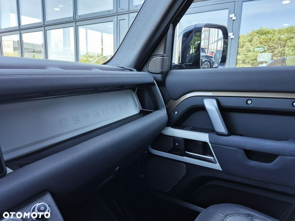 Land Rover Defender - 36