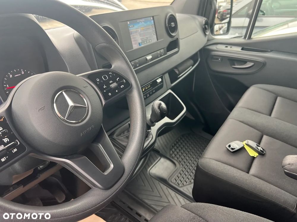Mercedes-Benz Sprinter - 24