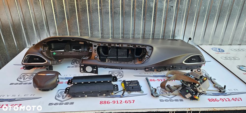 Chrysler Pacifica 2016- Kompletny kokpit Deska rozdzielacza Poduszki powietrzne Airbag Napinacze Pasy bezpieczeństwa poduszka kolan  ORYGINAŁ kolor BRĄZOWY