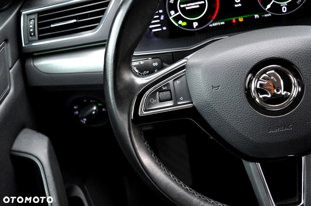 Skoda Superb 2.0 TDI DSG Premium Edition - 33