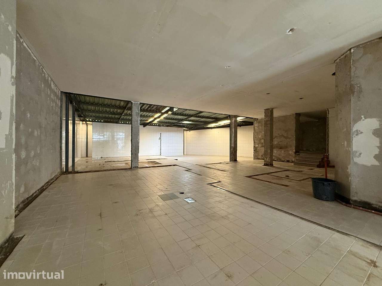 Loja Comercial em Matosinhos Sul, com 254 m2 e Garagem Fechada - Grande imagem: 2/18