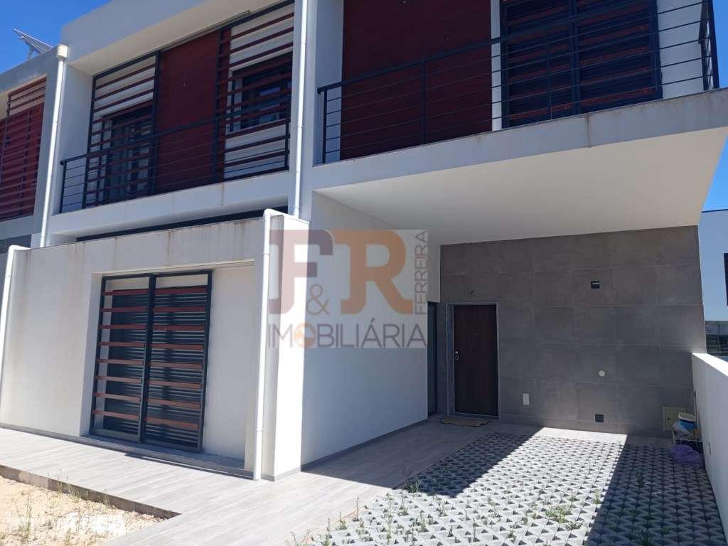 Moradia Duplex T3 com Parqueamento e Piscina , Sesimbra - Grande imagem: 4/49
