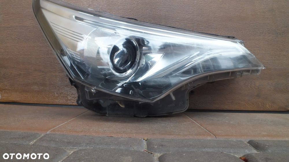 Lampa przednia prawa Toyota Avensis t29 zwykła - 2