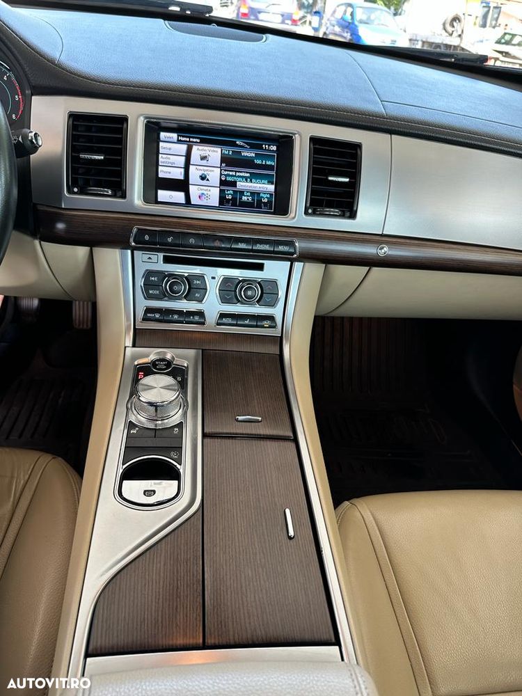 Jaguar XF 2.2D - 11