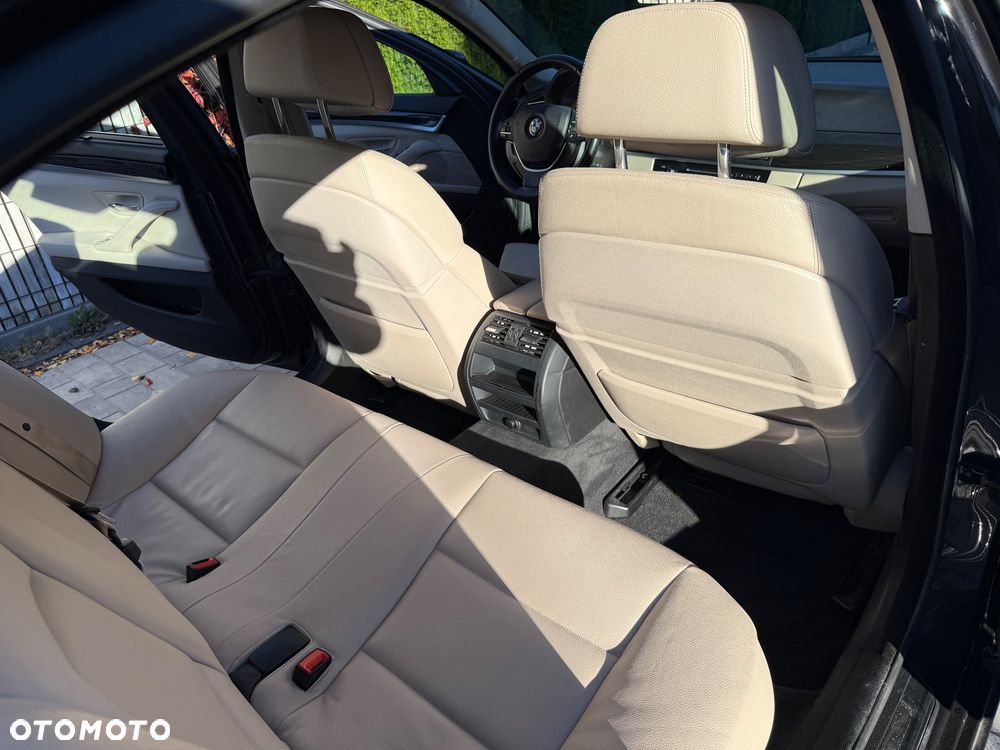 BMW Seria 5 525d xDrive - 12