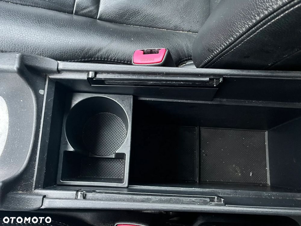 Toyota Avensis 1.6 Premium - 40