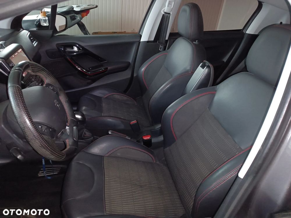 Peugeot 208 - 33