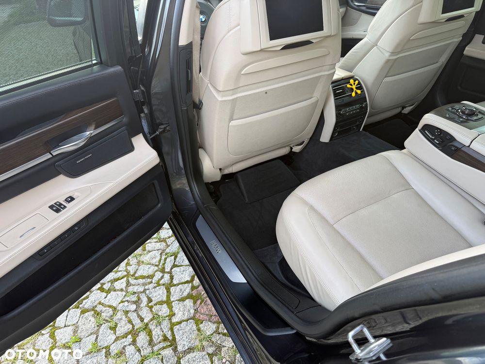 BMW Seria 7 750i xDrive - 12