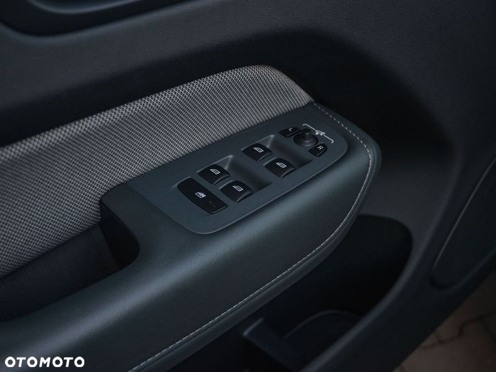 Volvo XC 60 B4 D AWD Plus Dark - 25