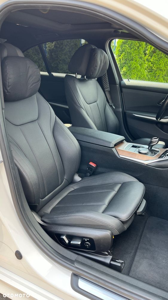 BMW Seria 3 330i Sport Line - 27
