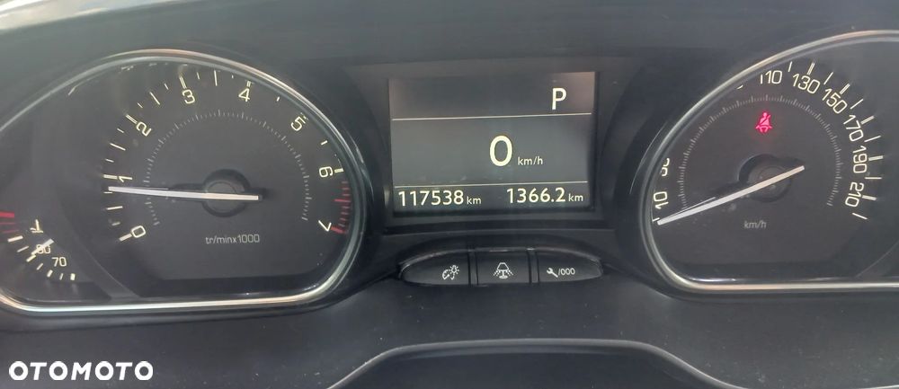 Peugeot 2008 1.2 Pure Tech Allure S&S EAT6 - 14